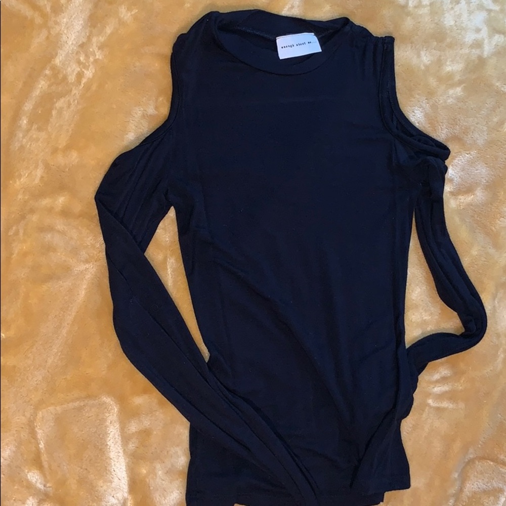 Tight shoulder cut long sleeve